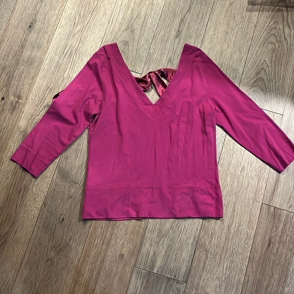 SOFT SURROUNDINGS | front & back vneck with bow detail shirt, size medium - Picture 1 of 3